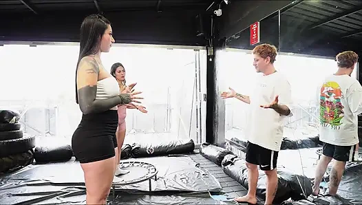 Yapmak Istemedim Ama Gym Antrenörümüzle Üçlü Bir Ilişki Yaşadık