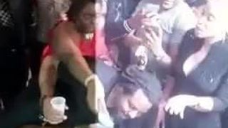Dos strippers negras gruesas actuando en una fiesta