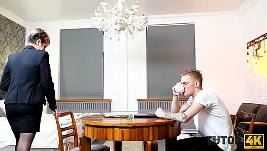 Öğretmenimi dairesinde seks yapmaya ikna ettim!