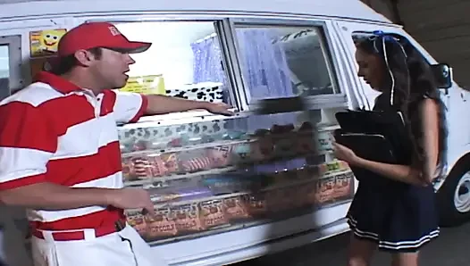 Sevimli amigo kız sikiliyor ve ağzına boşalıyor