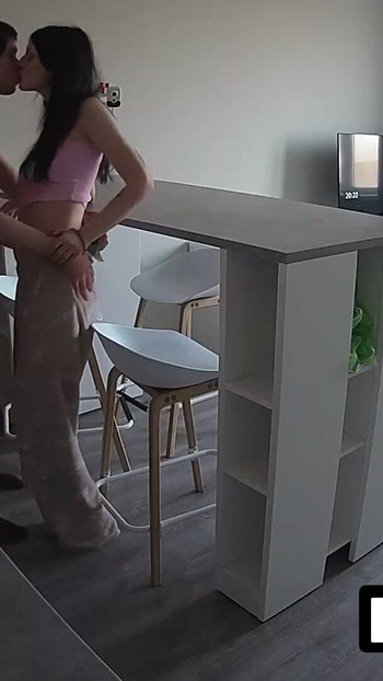 Moment cheie de la "LUUV. Alice o seduce pe Lucien pe camera de acasă în timpul unei rutine de dimineață"