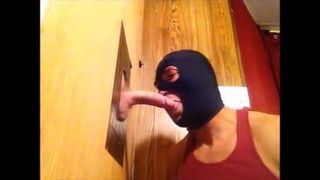 Divertimento orale al gloryhole con un grosso cazzo