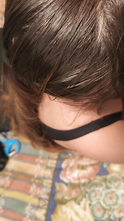 Ibu tunggal menghisapnya sepanjang hari