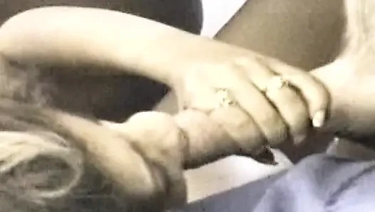 Tante sange rambut cokelat lagi asik fingering memeknya yang berbulu sampai klimaks