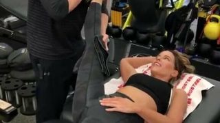 Kate Beckinsale trabajando en su flexibilidad en el gimnasio