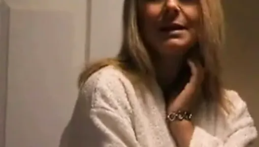 Une MILF blonde se déshabille