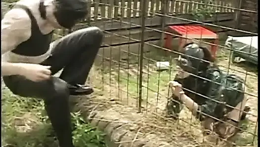 Красивая брюнетка в зеленом пальто и черных чулках получает хуй во дворе возле дома