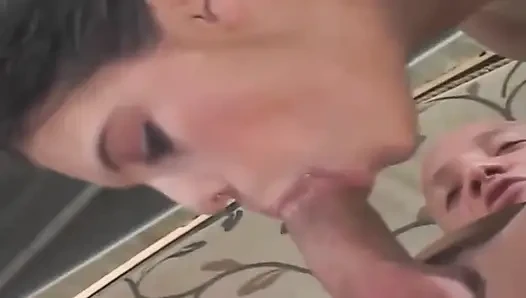 Memek cewek kurus rambut cokelat ini dijilat dan di-fingering habis-habisan