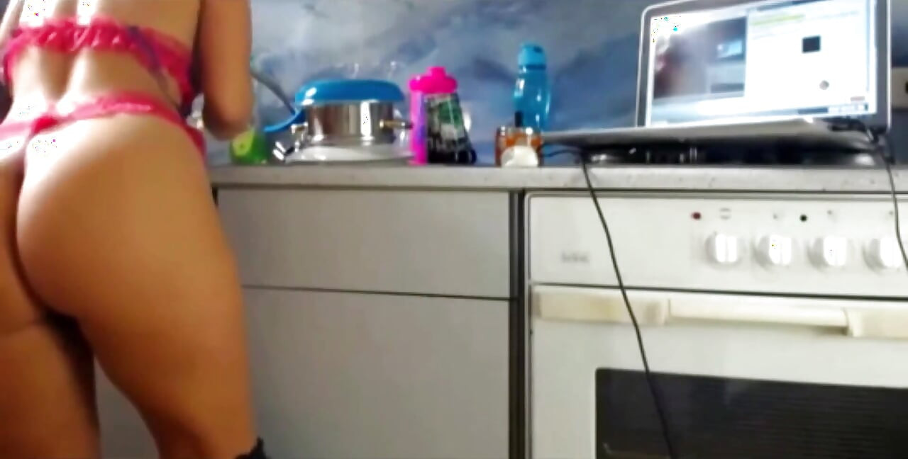 Fantasi meneroka pantat besar di dapur | A Twerk sizzling