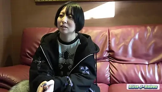 Boyish beauty behauptet, noch nicht interessiert zu sein, tritt still vorn und enthüllt unerwartetes Vertrauen