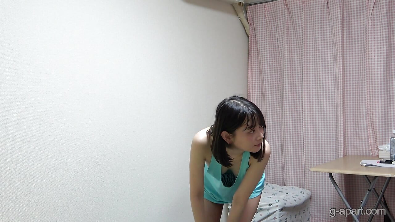 苗條的日本女孩在房間裡全裸，穿著吊帶背心露出側乳