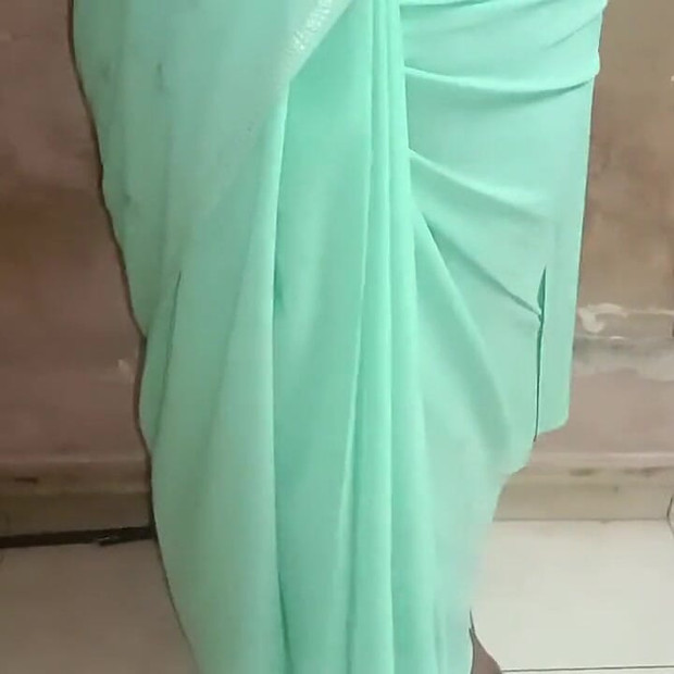 我去了我继母的房子, 看到她系着纱丽, 很漂亮. 然后我们抱着她的乳房并分享了一个