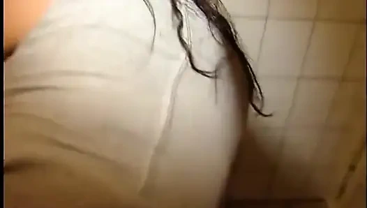 Amateur brünettes teen lutscht großen schwanz und bekommt doggystyle