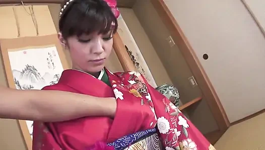 Сцена с японскими сосалками - 1 красивая грудастая японская женщина Kyouko Maki наслаждается камшотом на ее волосатую киску