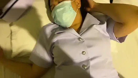Öğle yemeği sırasında hemşire arkadaşımla seks yapmayı ayarladım.