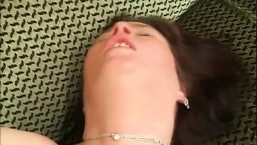 Güzel memeli orta yaşlı seksi kadın olgun yarakla sikiliyor ve ağzına boşalıyor