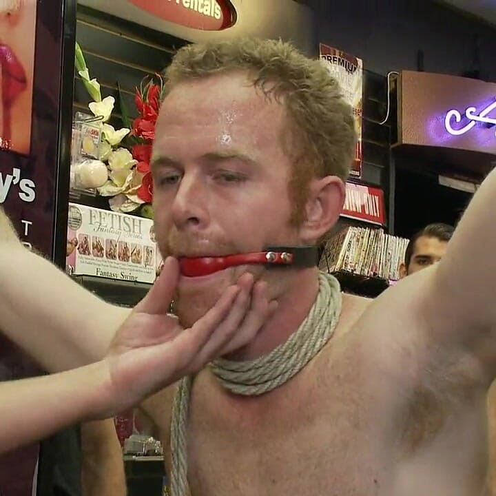 热辣的健身房教练在色情商店被绑住并被群交