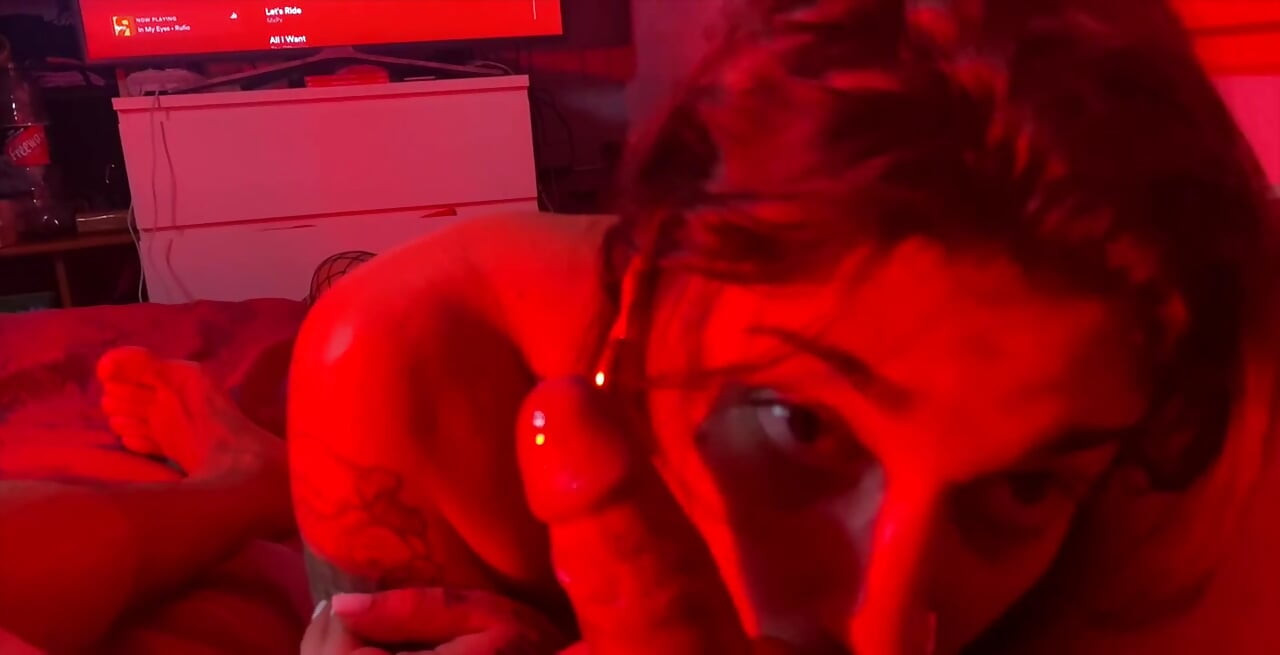 我正在给他口交, 但我让他给我吹箫