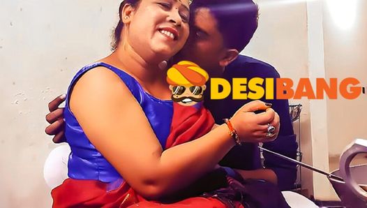 Dikke Desi-vrouw hongerig naar de pik van haar man voor Desibang