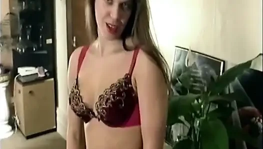 Brünette neckt haarige muschi beim strippen dessous