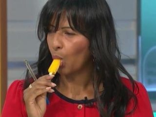 Sexy asiático MILF dando mamada a lollipop