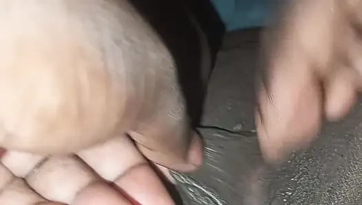 Penisku menjadi ereksi setelah melihat memek mulus tante tiri.
