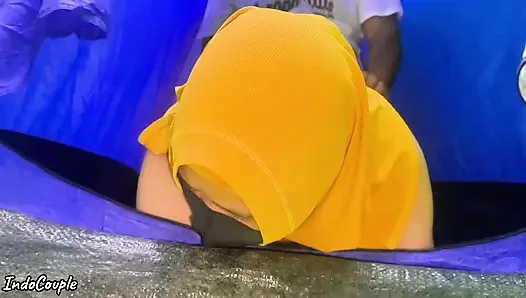 Istri muslim berhijab selingkuh sama kekasih rahasianya. Mereka berdua bercinta di dalam tenda kemping