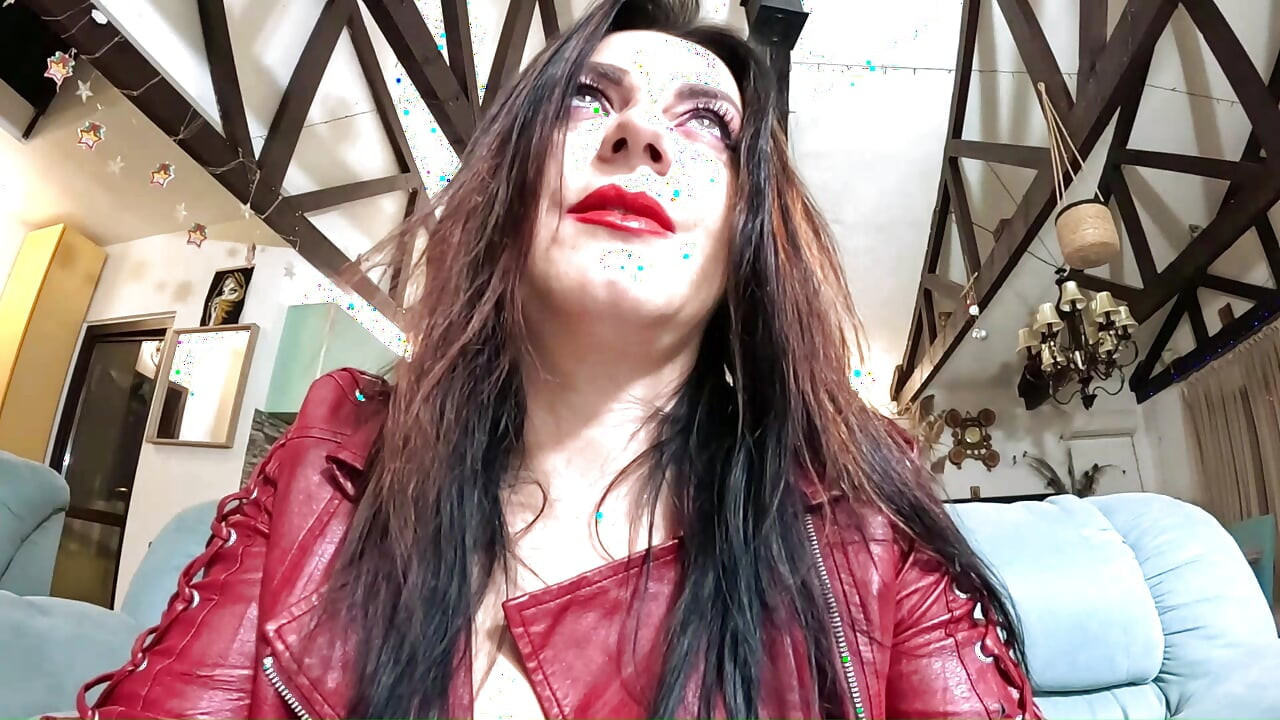 Plivání na kameru. Lízání objektivu, kouření a masturbace mokré kundičky
