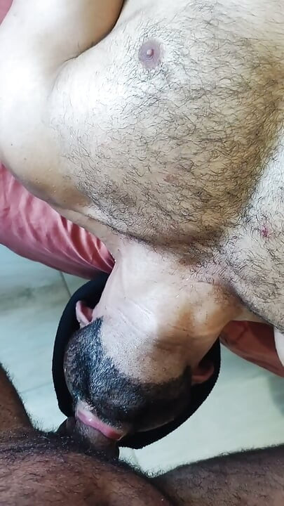 فحل ضخم يدخل حلقه بعمق حتى يفرغ حمولته في أعماقه