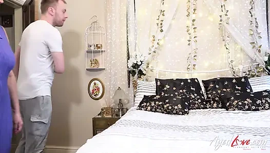 Зрелая дама показывает свои драгоценности удобному пареньку, который знает, что делать