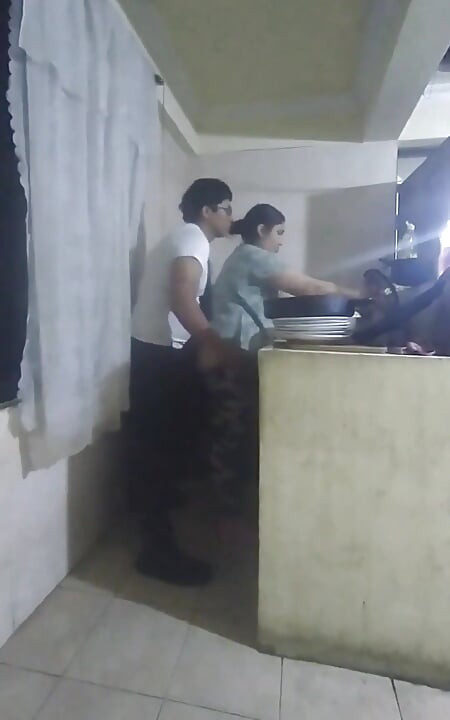 yadi aap uthaana chaahte hain, to meri patni ke yahan jaane se pahle mujhe tumhen chodne do