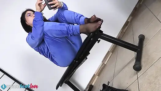 Cewek semok dengan kain piyama menggoda pria dengan kakinya yang aduhai