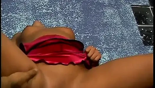 Älterer typ und küken mit strap-on haben dreier mit tätowierten brocken