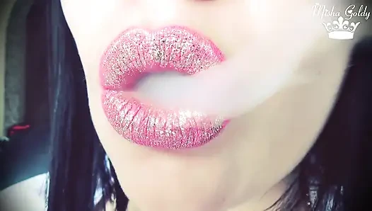 Nutte raucht &lippenstift-fetisch