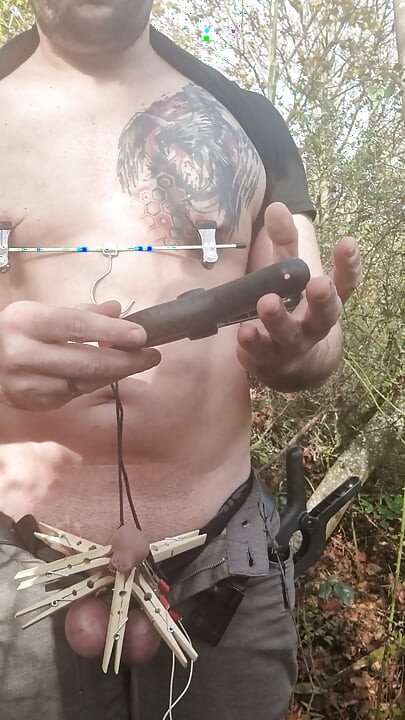 Przywiązana na zewnątrz z elektrycznością i woskiem