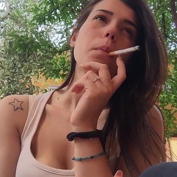 She really knows to enjoys in smoking