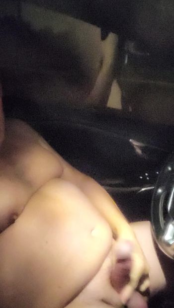 在我的车里自慰。在晚上完全裸体驾驶并拍摄我的热负荷。