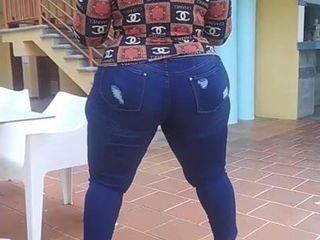 Latina besar dengan pantat besar dalam seluar jeans ketat