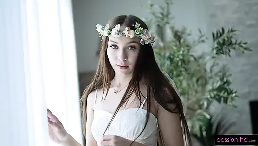 Mia river memohon sama kontol besar untuk memijat memek sempitnya