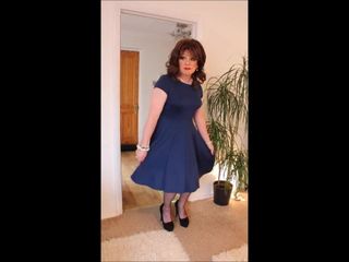 Modré bruslařské šaty a černé spodní prádlo