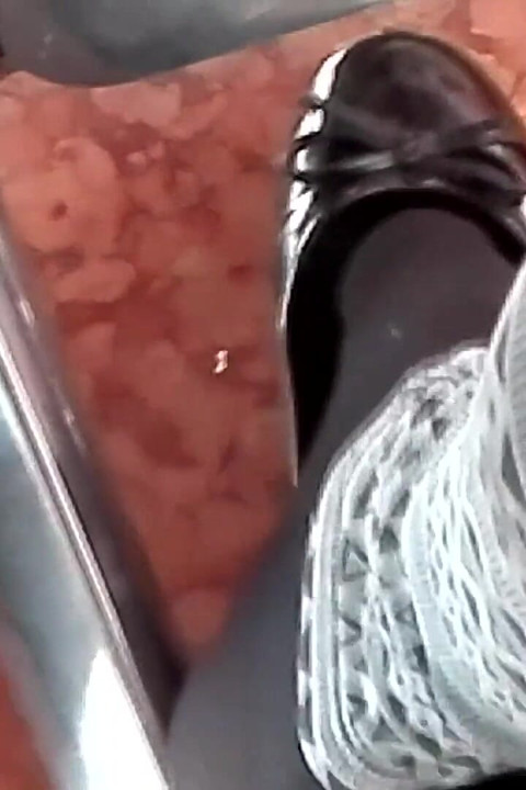 Sapataria em My Black Pattent Flats em um Bar
