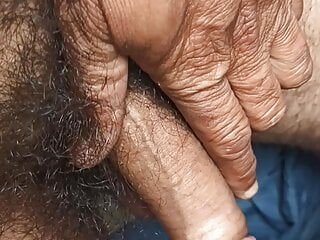印度中年男子用油和凝胶按摩他的阴茎