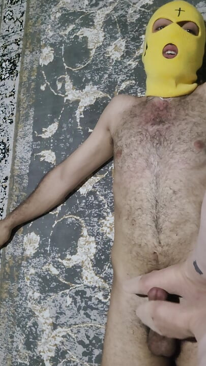 Mestra com os pés e escrava batendo bolas em casa