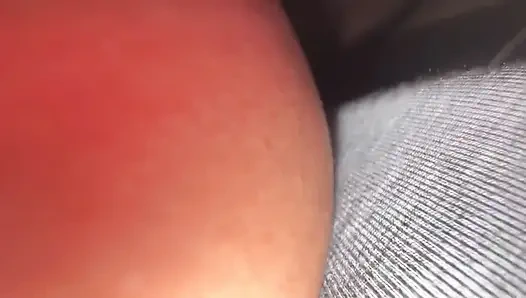 Junges Mädchen mit langen Nägeln, Masturbation unter dem Laken