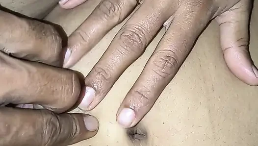 Mollige große, milchige möpse Bhabhi genießt nachts mit ihrem freund im schlafzimmer.
