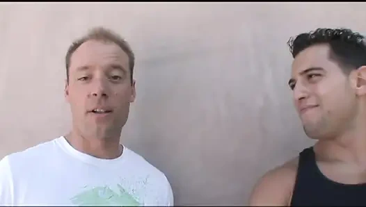 İki oğlan sürtük bir sarışını paylaşıyor