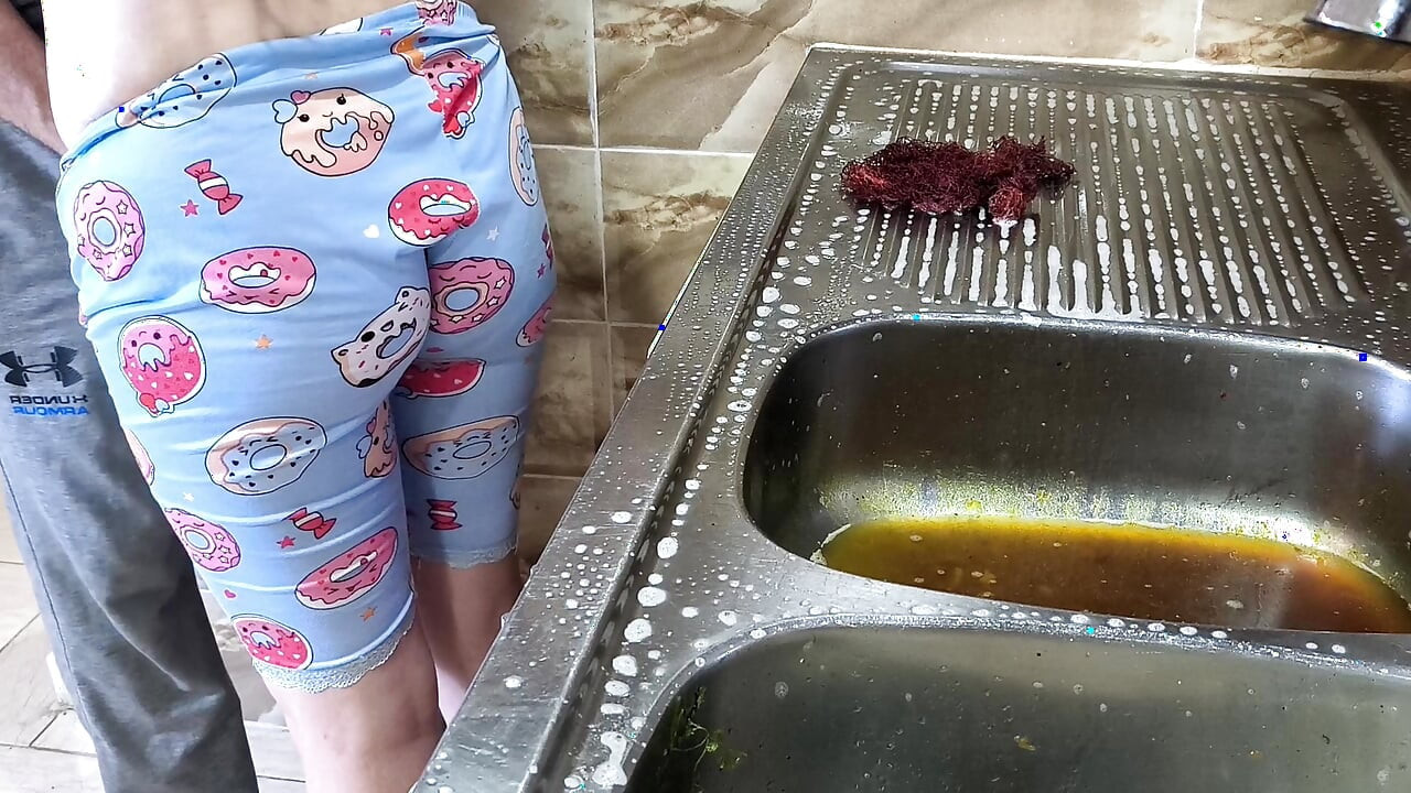 Hombre saudita se folla a una criada árabe en la cocina