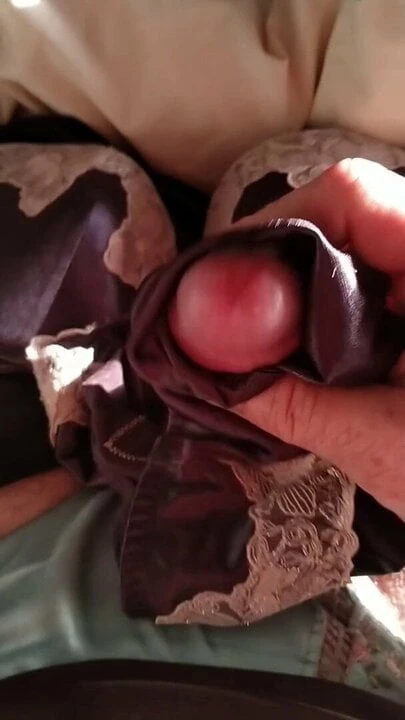 黒サテンパンティ絶頂
