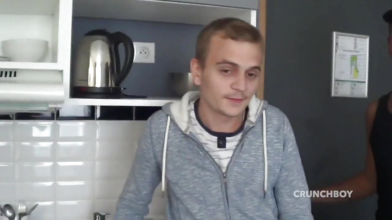 Latino momak zaprosi svog prijatelja da mu popuši kurac