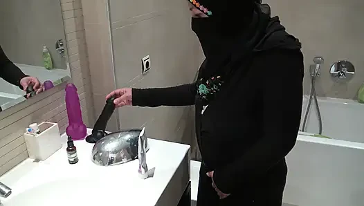 Pembantu Aljazair di Marseille ngebiarkan aku ngentot memeknya dalam banget